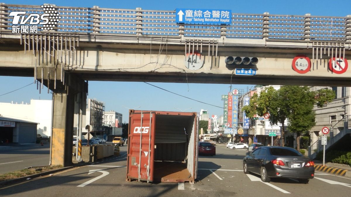 所幸未波及其他人車。(圖/TVBS)