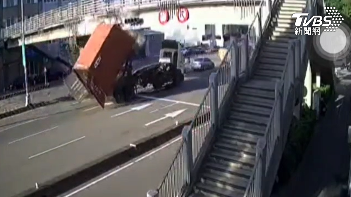 有片/驚險瞬間!貨櫃車過橋未收車斗 「頭首分離」駕駛掛彩