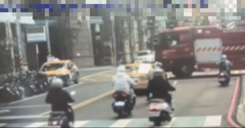 有片/新北「火狼」剛開出消防分隊…下秒擦撞小黃 撞擊瞬間曝