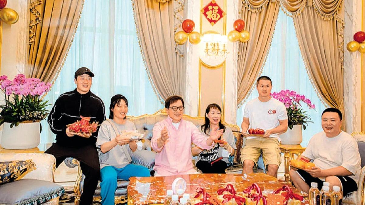成龍曾在新居落成時找朋友來家裡作客。（圖／翻攝自微博）