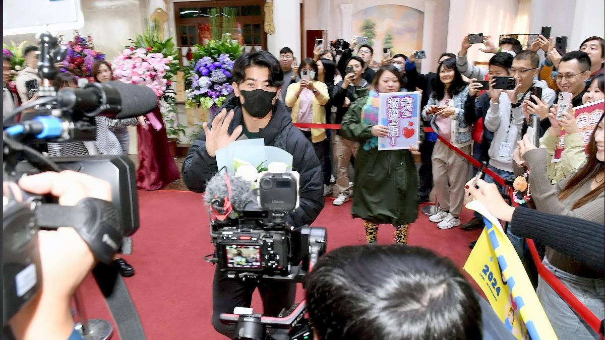 陳傑憲受到熱烈歡迎。（圖／華視提供）
