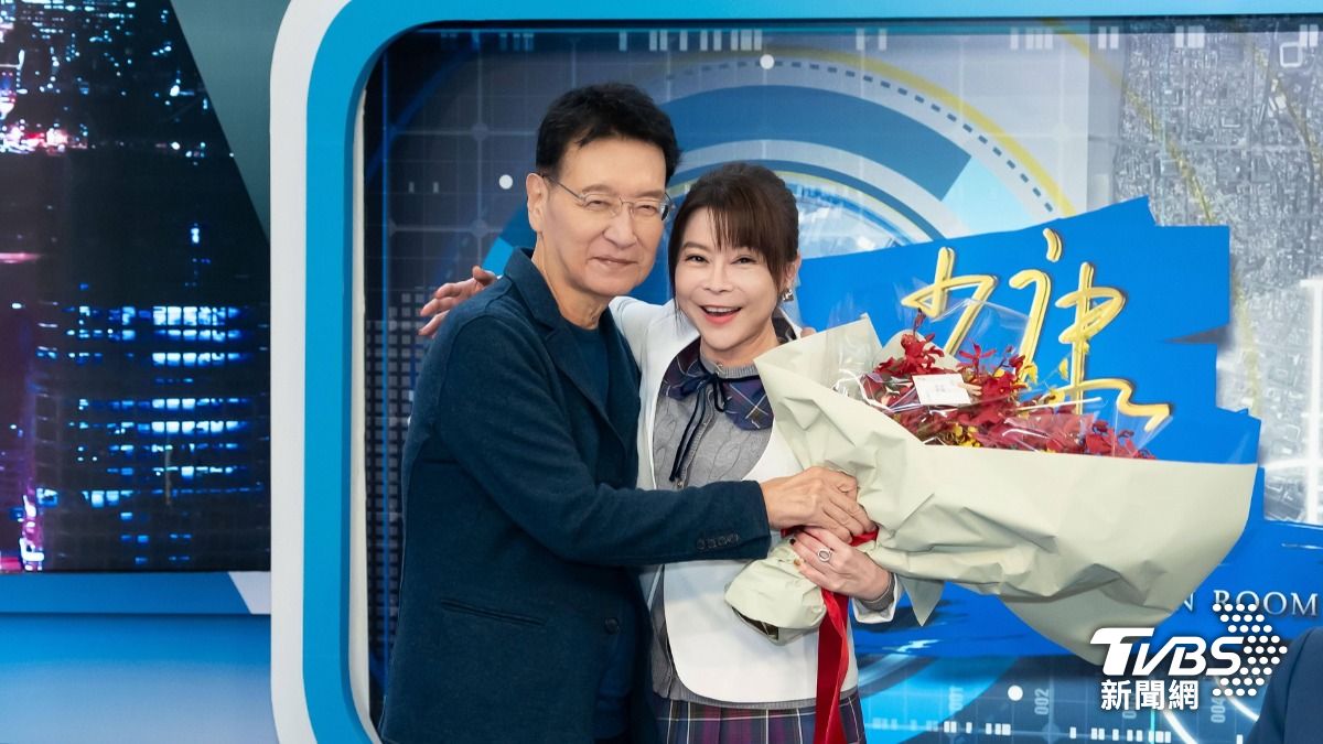 《新聞大白話》主持人錢子（右），特別獻上花束慶賀趙少康回歸。（圖／TVBS）
