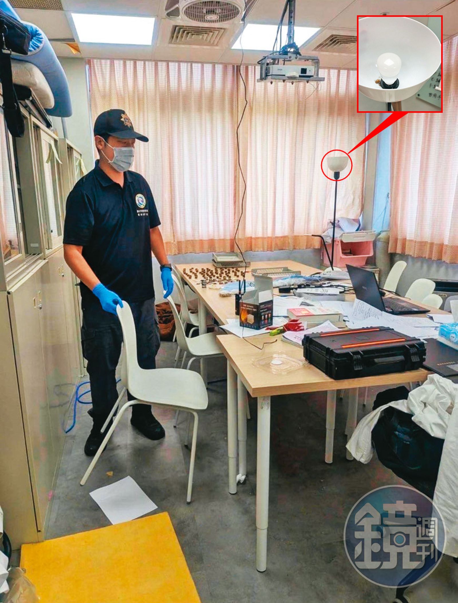 警方上月底到陽明交大學生會辦公室搜索，發現竊錄設備。（圖／讀者提供）