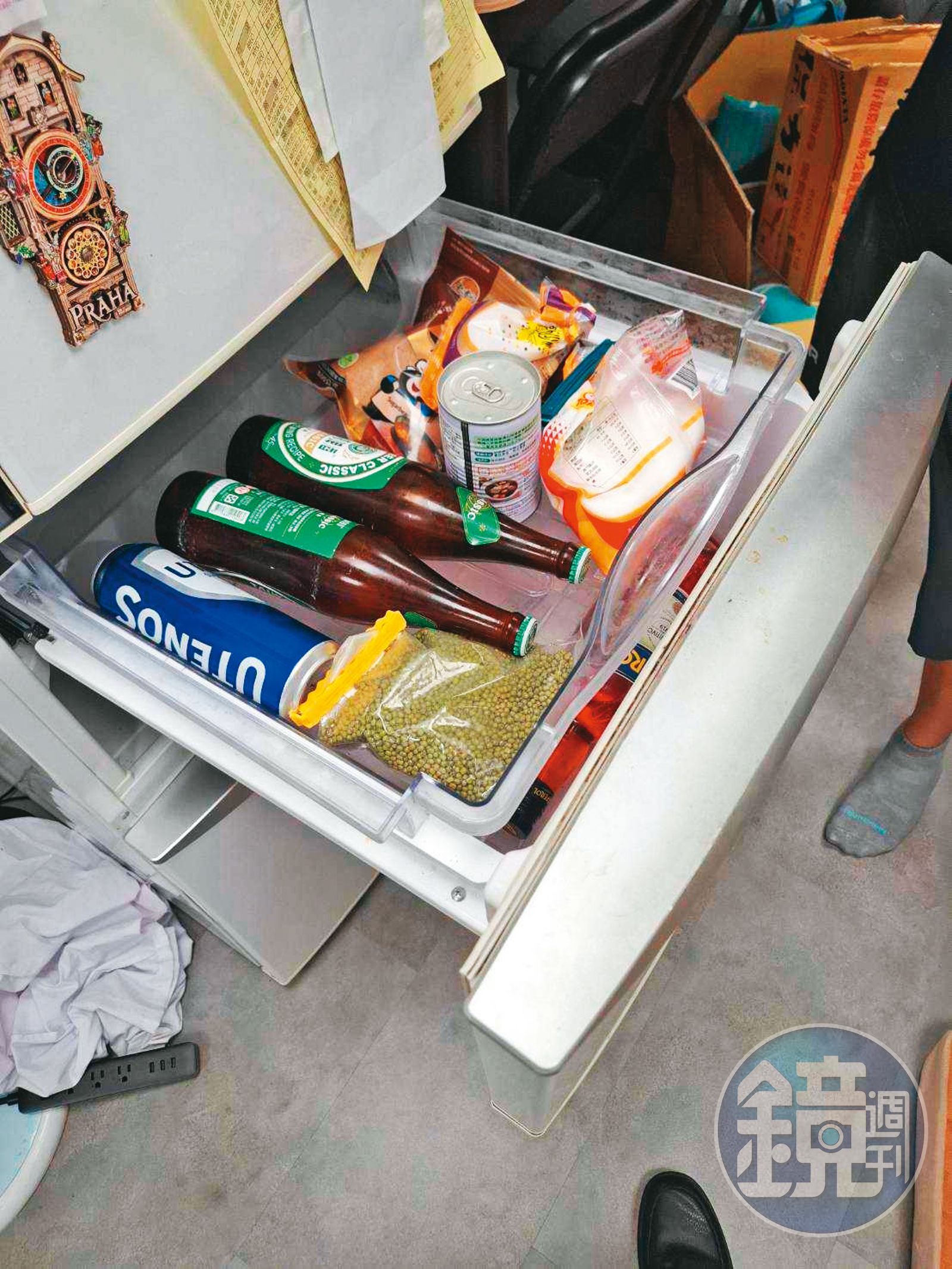 會辦的冰箱被前任幹部放滿酒瓶、過期調味料，雜亂不堪。（圖/讀者提供）