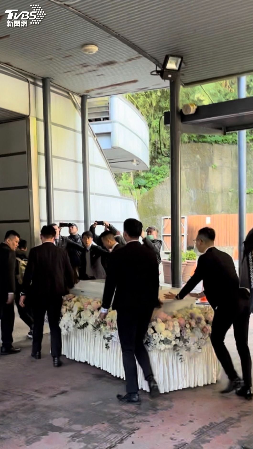 瓊瑤棺木移往火化場。(圖/羅凌筠攝)