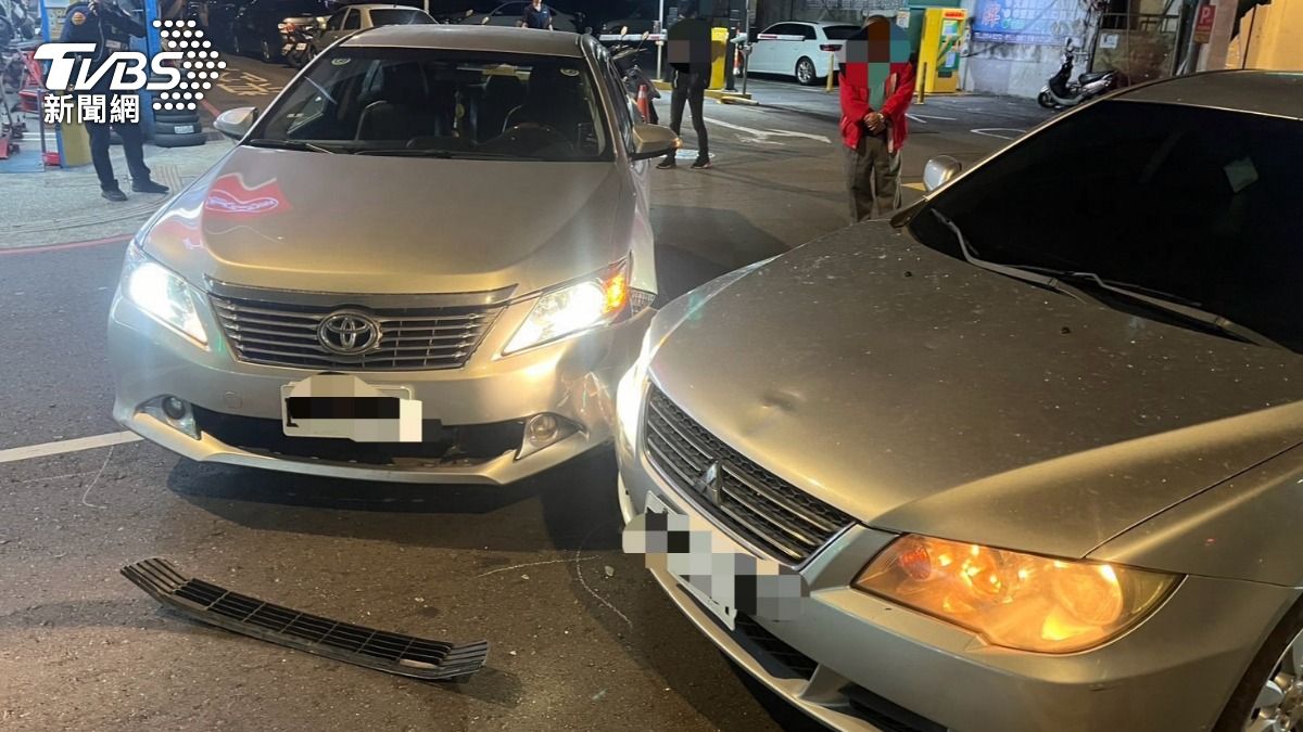 轎車馬路外側「鬼切大迴轉」!來車煞不住撞上 網怒:別出來害人