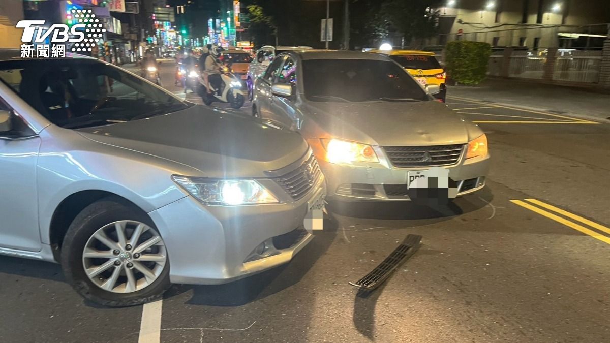 Toyota小轎車鬼切迴轉，害後方來車不慎追撞。（圖／TVBS）