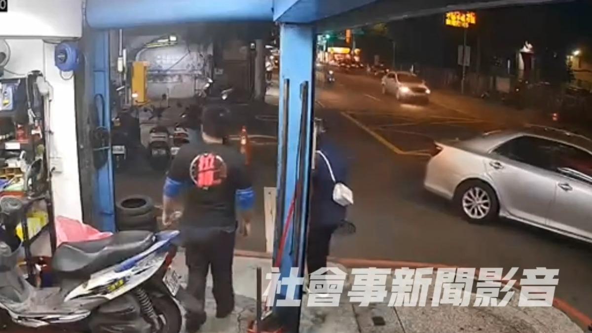 店家監視器拍下小轎車鬼切迴轉肇事的過程。（圖／社會事新聞影音）