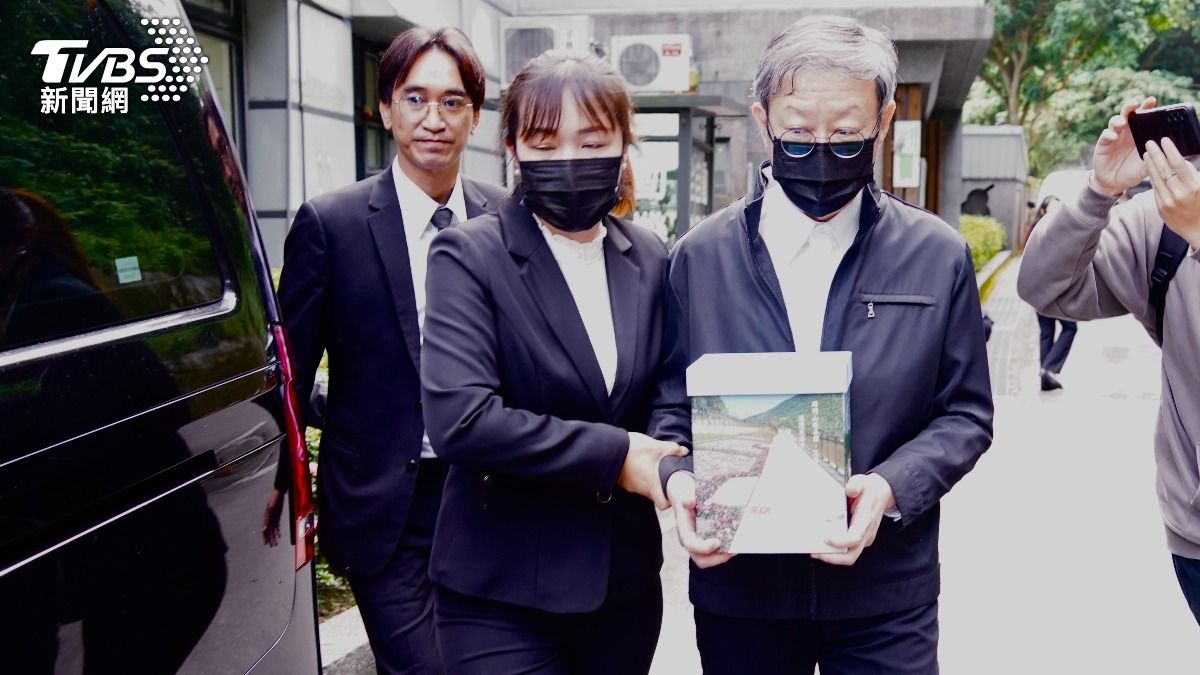 瓊瑤兒子陳中維捧著骨灰罈步出殯儀館。（圖／黃城碩攝）