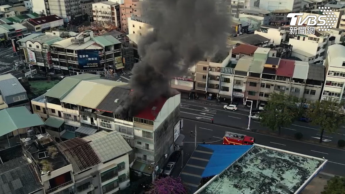 有片/黑煙直竄天際!台中住宅頂樓清晨狂燒 屋主兒為救火燙傷手臂