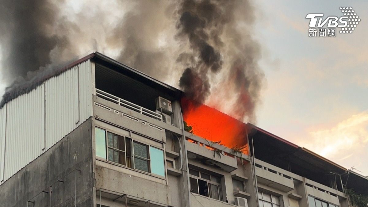 火勢濃煙直竄天際。(圖/TVBS)