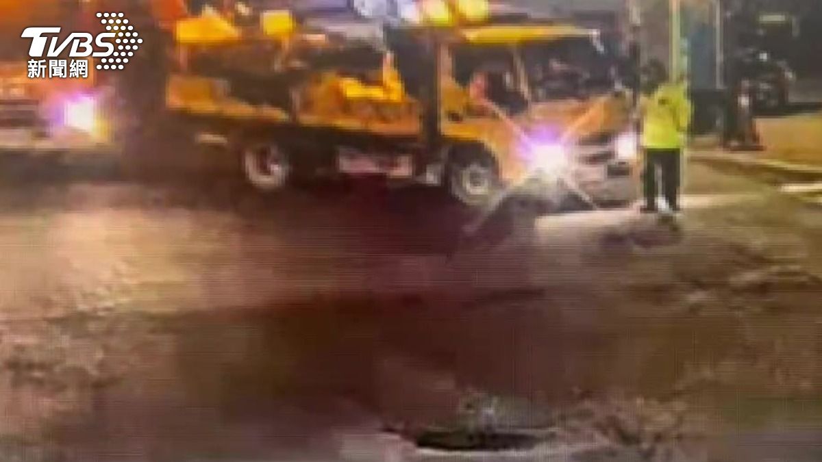 工程車隊違規硬闖管制路段。（圖／TVBS）
