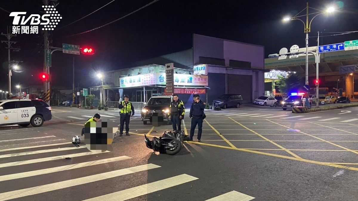 警方取締改裝機車,不慎與其中1輛機車發生事故,導致騎士鎖骨斷裂送醫。(圖/TVBS)