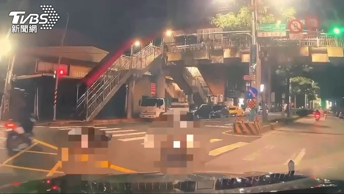 警方取締改裝機車,不慎與其中1輛機車發生事故,導致騎士鎖骨斷裂送醫。(圖/TVBS)