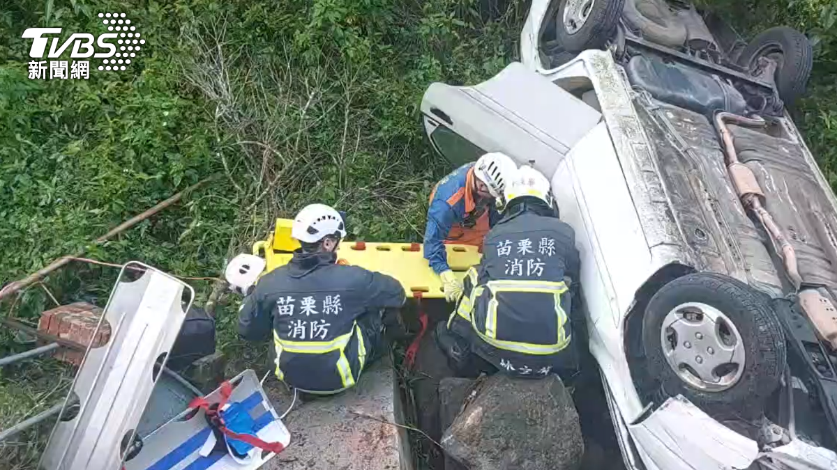 倒車誤踩油門！轎車「底盤朝上」墜溪谷　老夫妻送醫