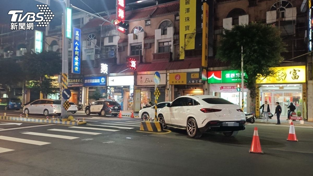 白色賓士從學士路左轉至進化北路時,因為左前方A柱遮蔽視線,不慎撞上行人庇護島。(圖/TVBS)
