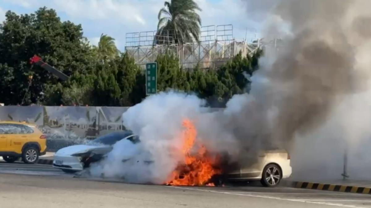 快訊/泰安休息站BMW起火 特斯拉、Volvo慘被波及