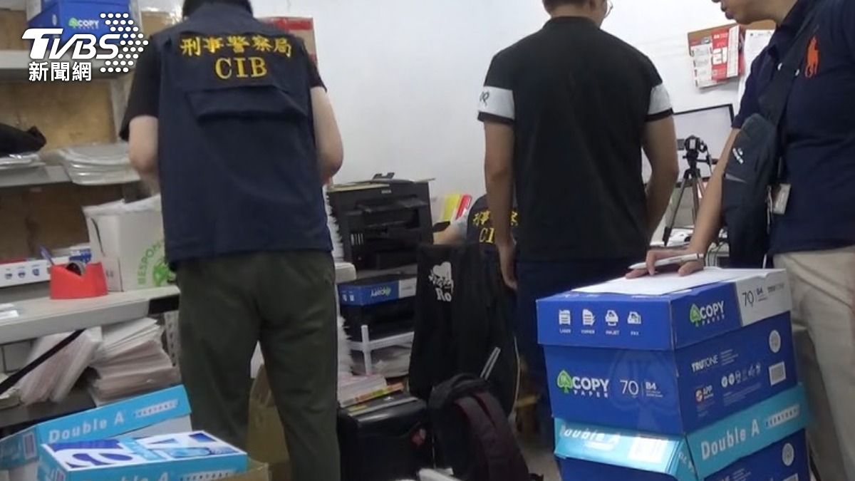 警方進入補習班搜索。（圖／TVBS）
