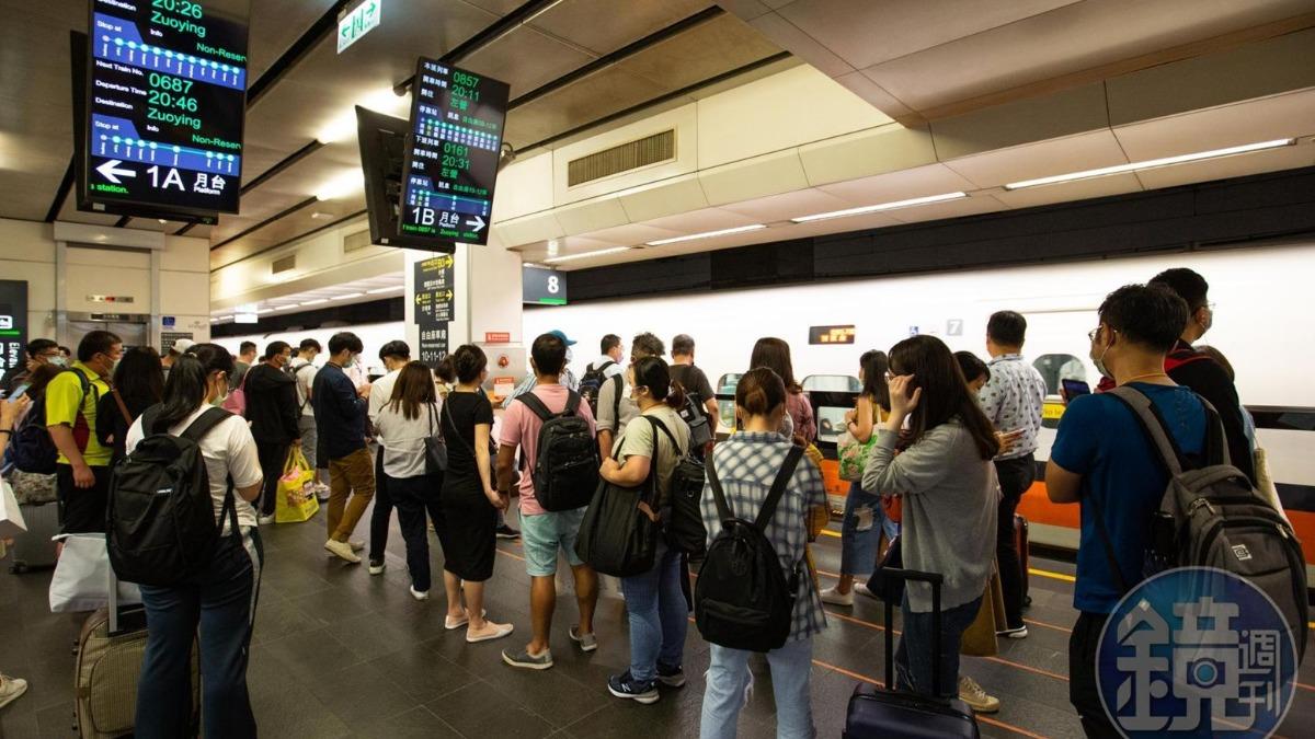 高鐵買商務座「竟開放站位」 他排隊上不了車!求助工作人員遭無視