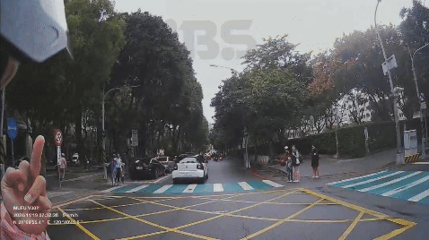 汽車未禮讓行人通過。（圖／TVBS）