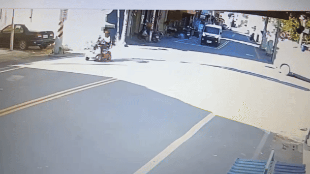 有片/屏東轎車連撞4車溜了 電動代步車爺爺重擊噴飛亡