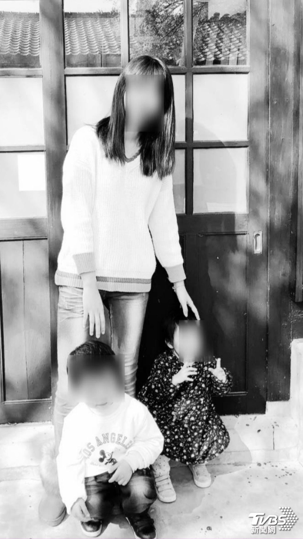 嫌犯妻兒生前出遊，如今命喪火海，家屬控陳彥翔見死不救。（圖／TVBS）