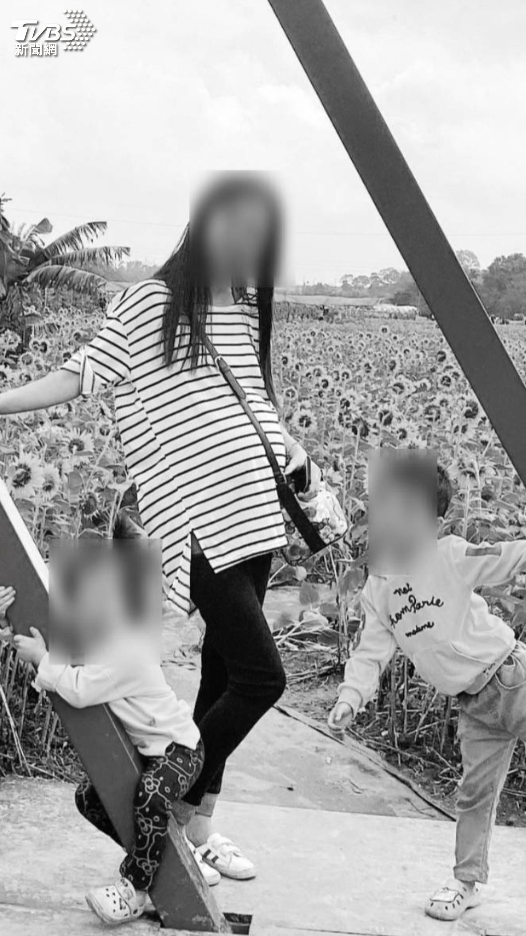 嫌犯妻兒生前出遊，如今命喪火海，家屬控陳彥翔見死不救。（圖／TVBS）