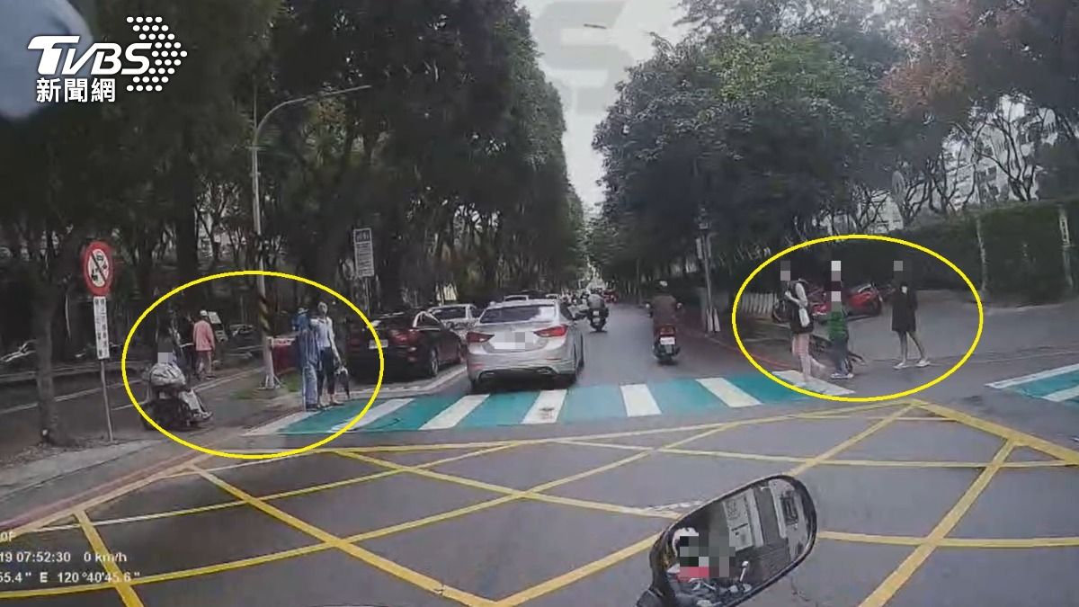 獨/台中4車狂衝不禮讓坐輪椅者與孩童 警:站路旁難認定要不要過