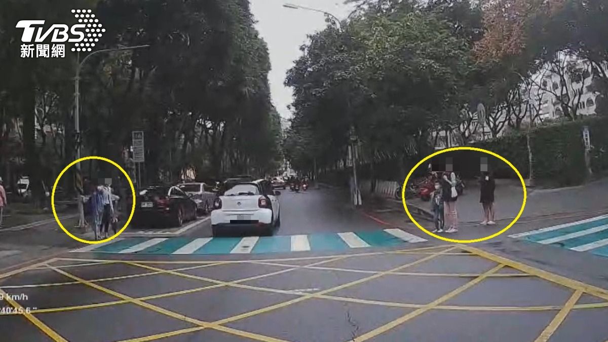 連續有2輛車通過。（圖／TVBS）
