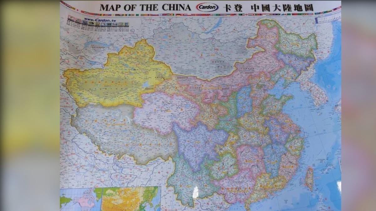 國小布告欄貼中國地圖,其中右下角包含台灣。(圖/民進黨議員曾朝榮提供)