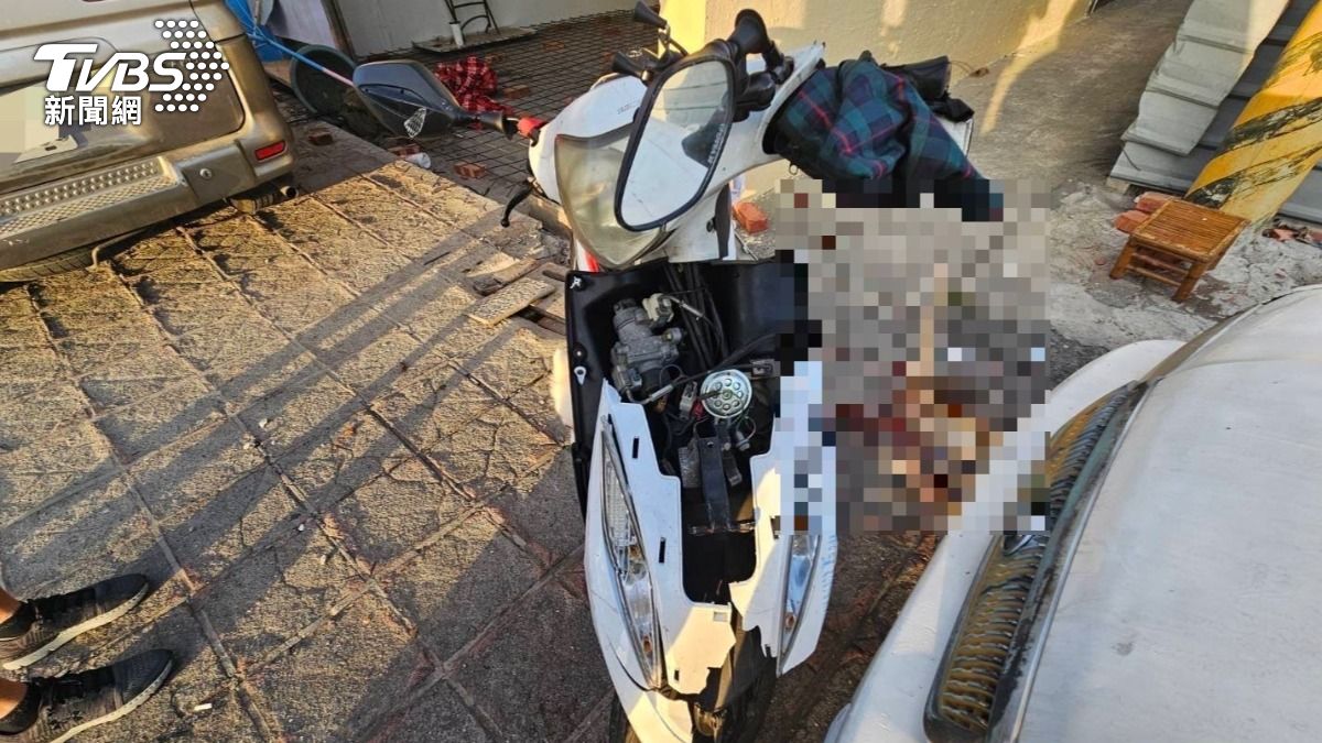 潘女騎車撞入民宅後,因傷勢較重失去呼吸心跳。(圖/TVBS)