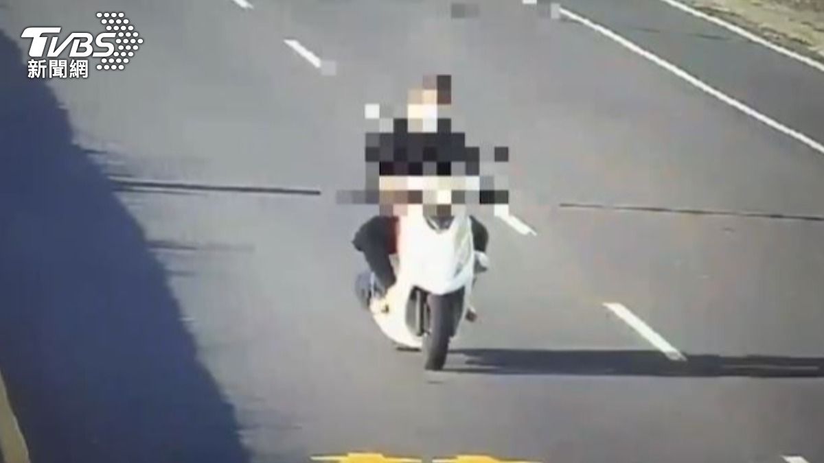 潘女不明原因逆向行駛,並突然衝入路邊施工中民宅。(圖/TVBS)