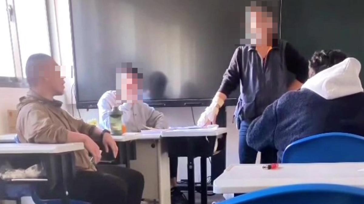 老師見狀對該學生行為也無可奈何。(圖/社會事新聞影音)