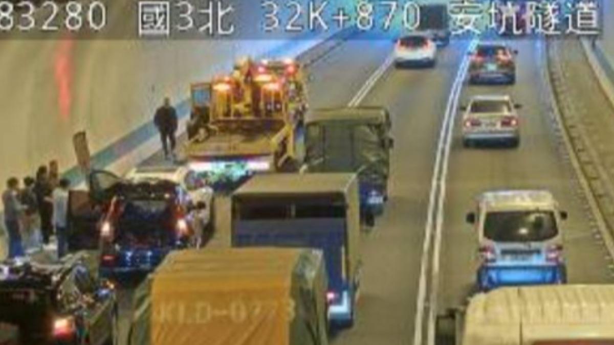 快訊/上班注意!國3安坑隧道北上2車追撞 紫爆回堵5公里