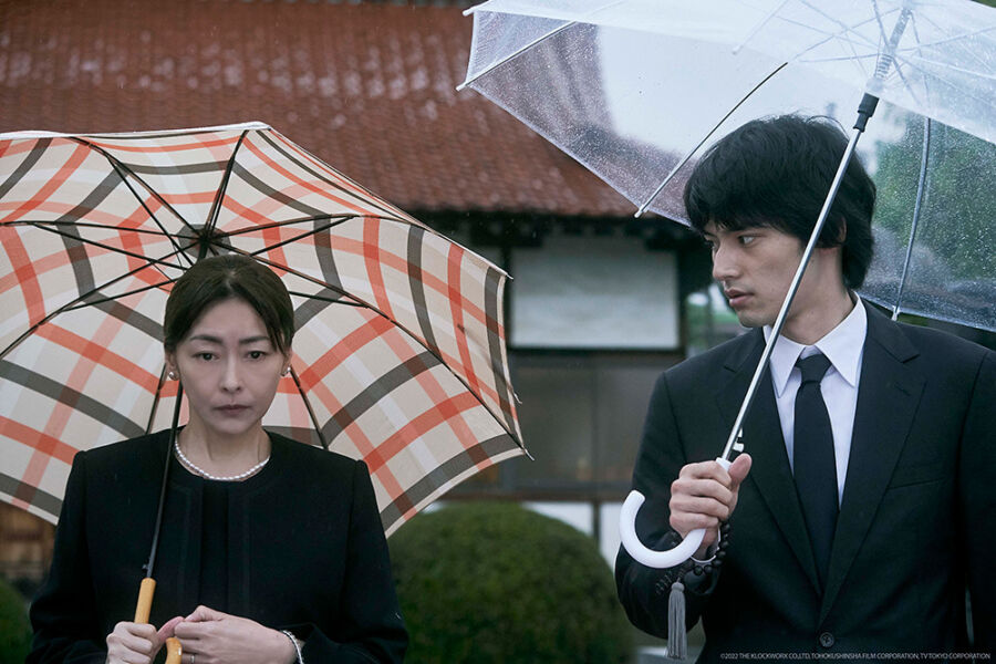 《殺人結業弒》是中山美穗(左)挑戰驚悚題材的代表作,亦是她人生最後一部參演電影。(圖/翻攝自可樂電影官方臉書)