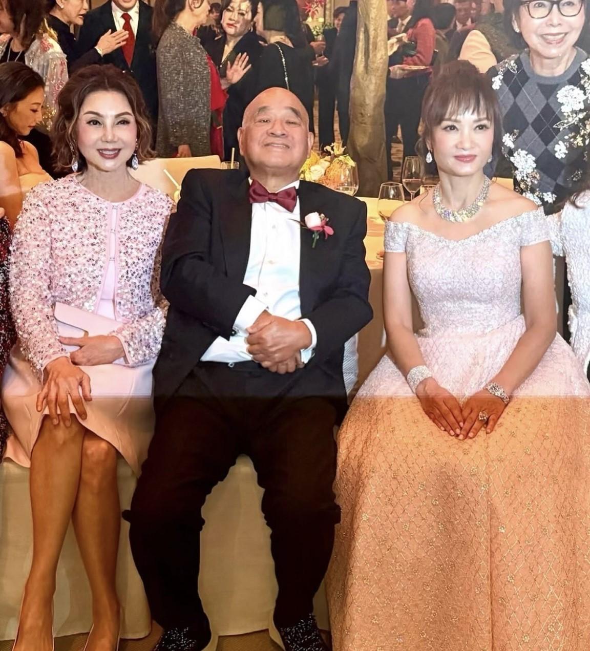 謝玲玲（左1）亦有與鄭家純、葉美卿夫妻合照。（圖／翻攝自IG@hlingling）
