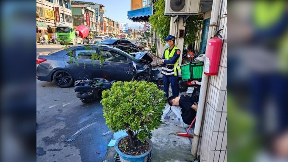 引擎蓋車頭全毀,零件散落一地。(圖/翻攝自臉書東區南區大小事)