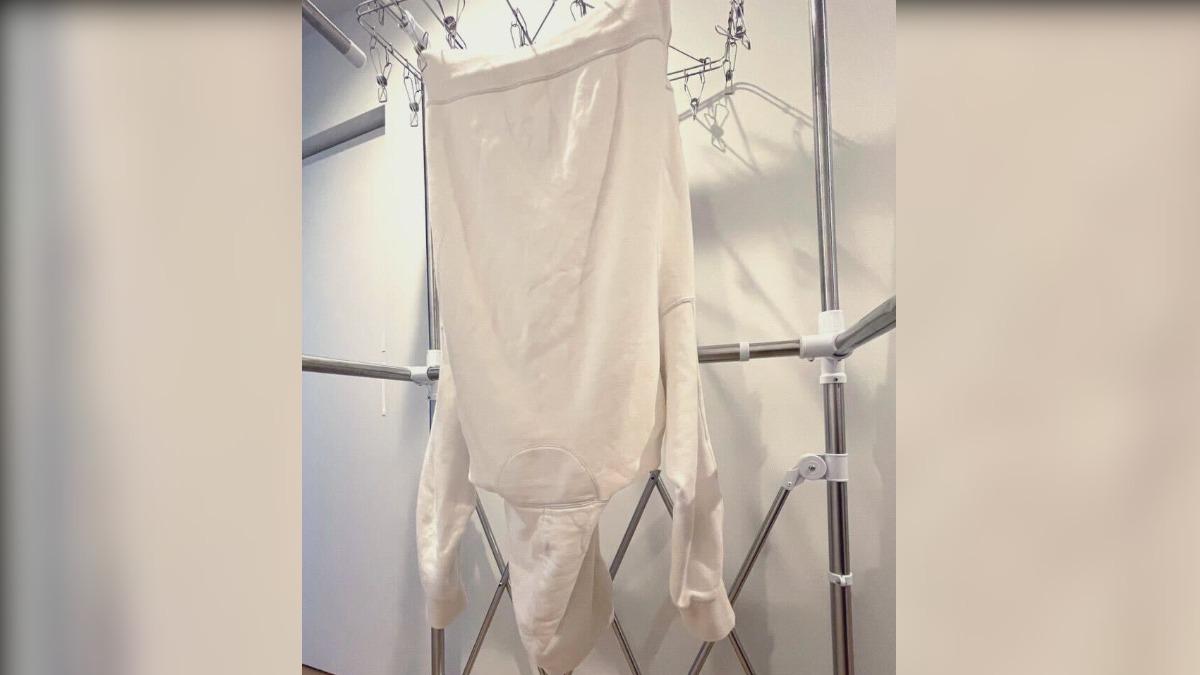 衣服倒掛像極了雙手高喊「萬歲」的模樣,花王也將它稱之為「逆向萬歲乾燥法」。(圖/翻攝自X @kao_attackjp)