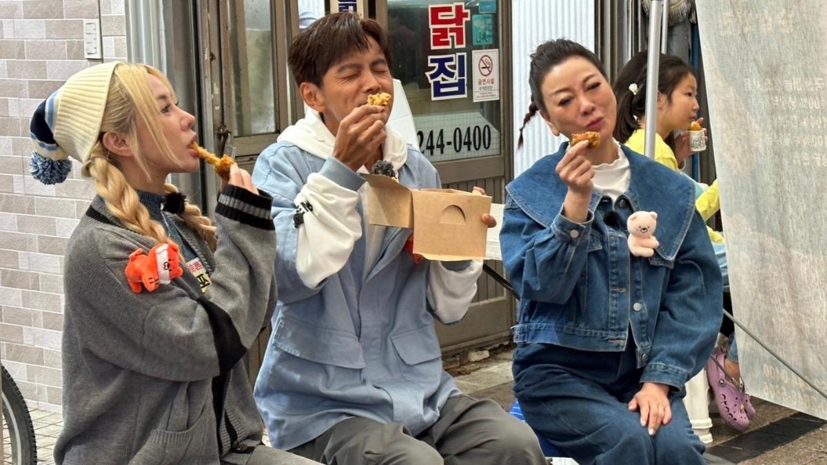 巫苡萱、阿翔、楊繡惠日前出外景。(圖/民視提供)