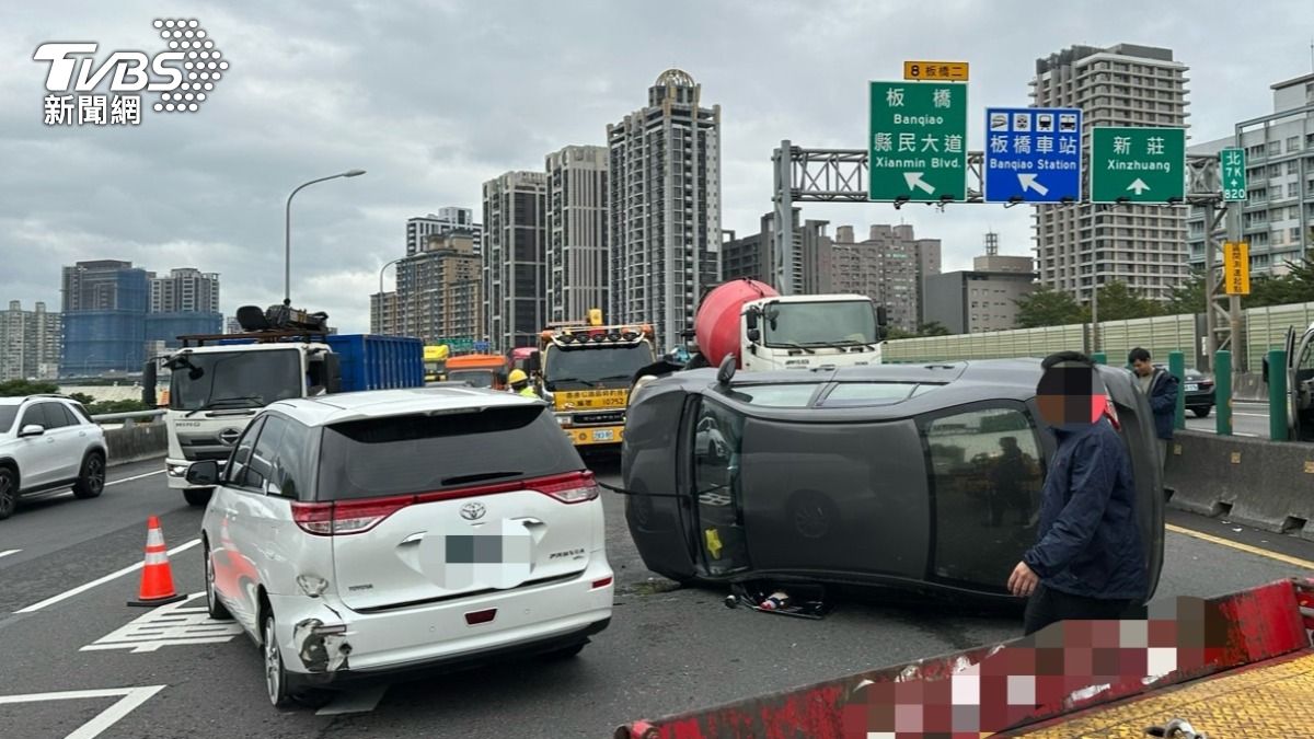 台65線水泥車連撞2轎車　1車翻覆撞出他無照駕駛