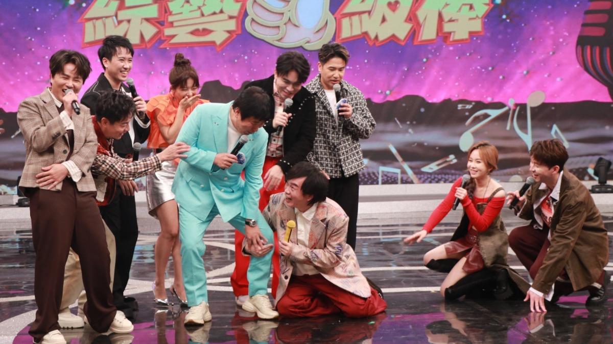 胡瓜不錄了「直接離席」!康康下跪抱大腿挽留 主持群拉扯畫面曝光