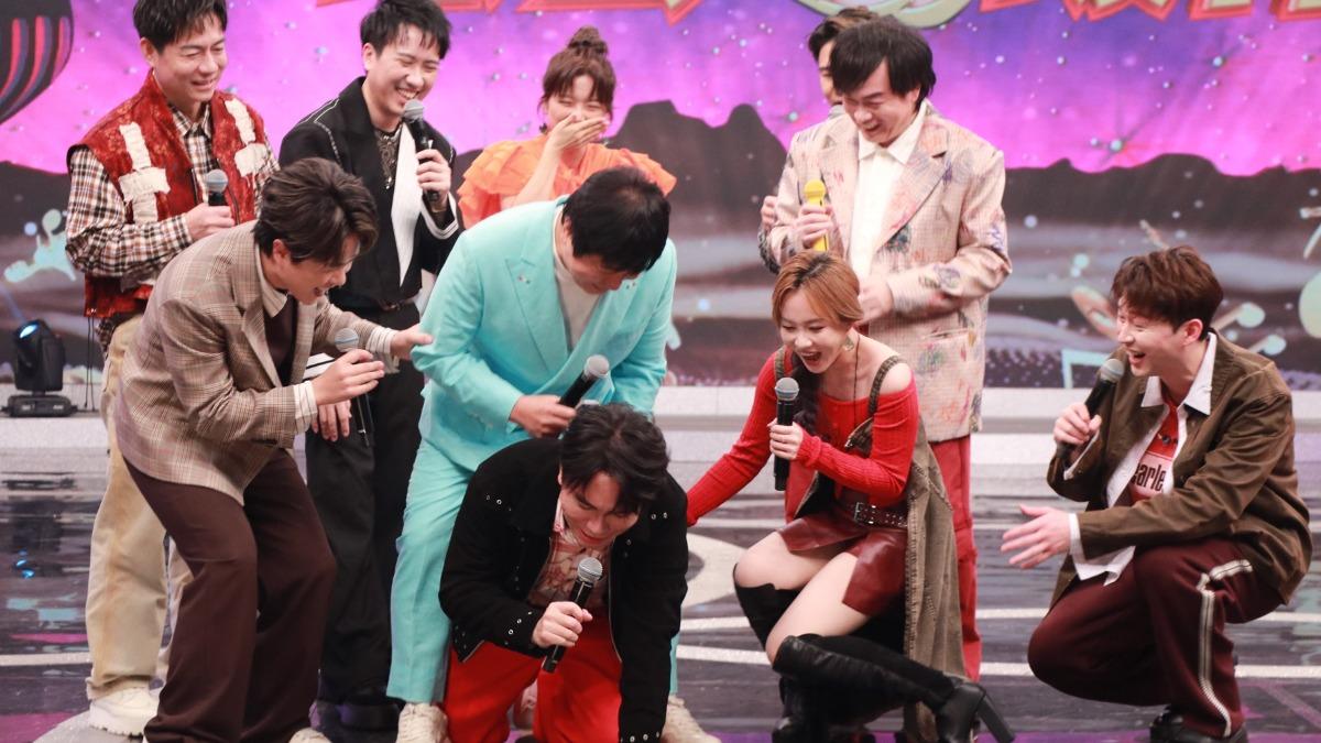 許志豪直接穿過胡瓜的胯下。(圖/中視提供)