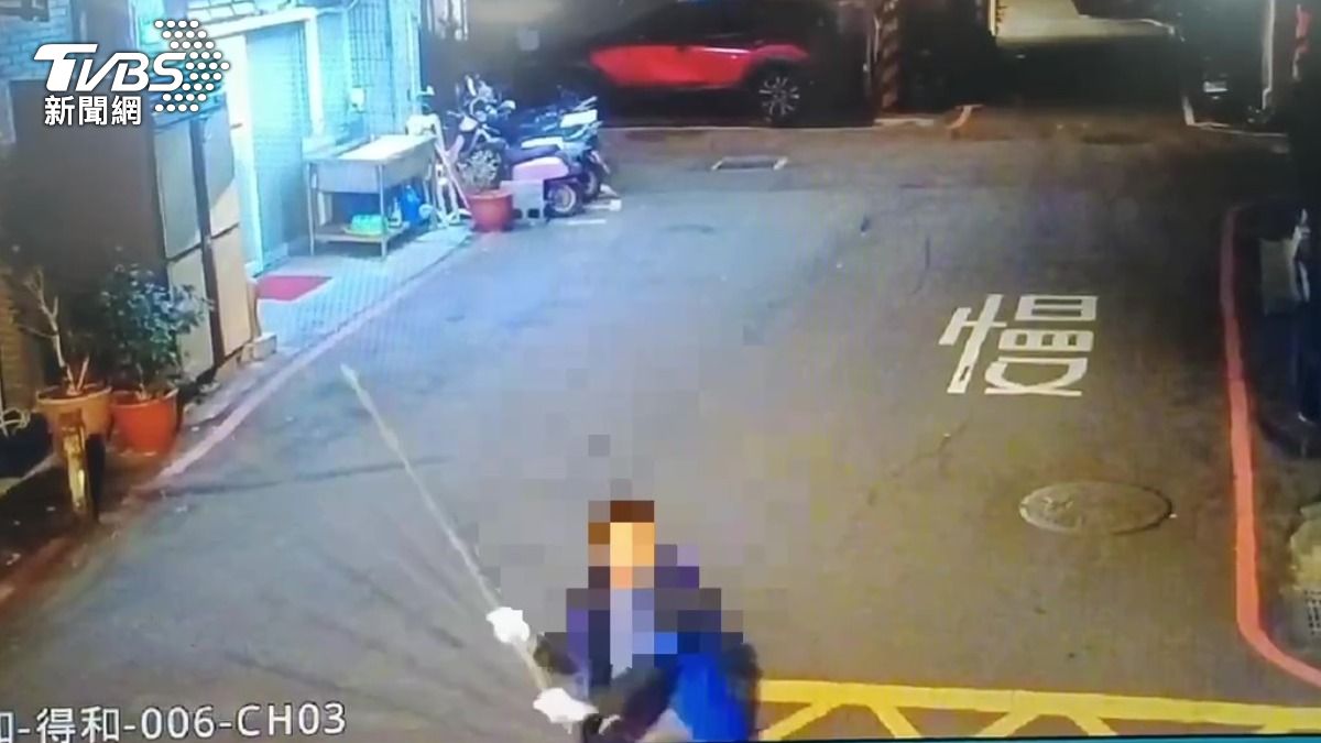 男持長棍揮打被依法送辦。(圖/TVBS)