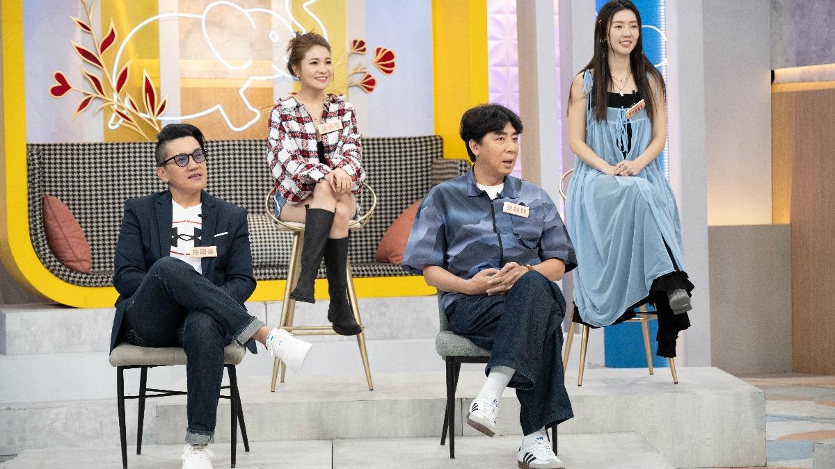 梁赫群（前右）分享爸爸梁修身的故事。（圖／東森綜合提供）