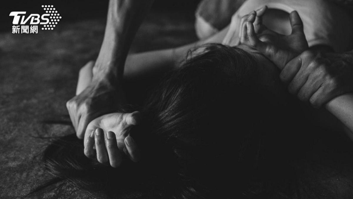 男子性侵女病患時還用手摀住對方的嘴巴、阻止求救。(示意圖/達志影像shutterstock)