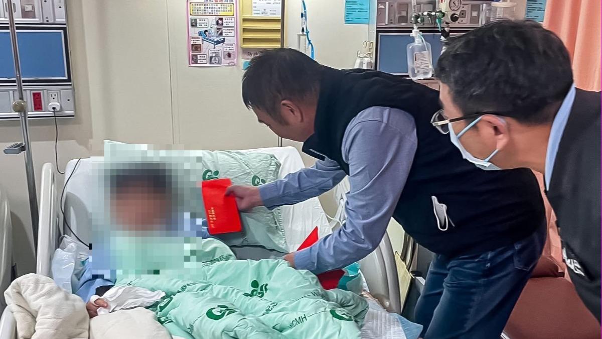 「父失控砍人」10歲兒帶傷報案　縣長心疼：最痛的一次慰訪