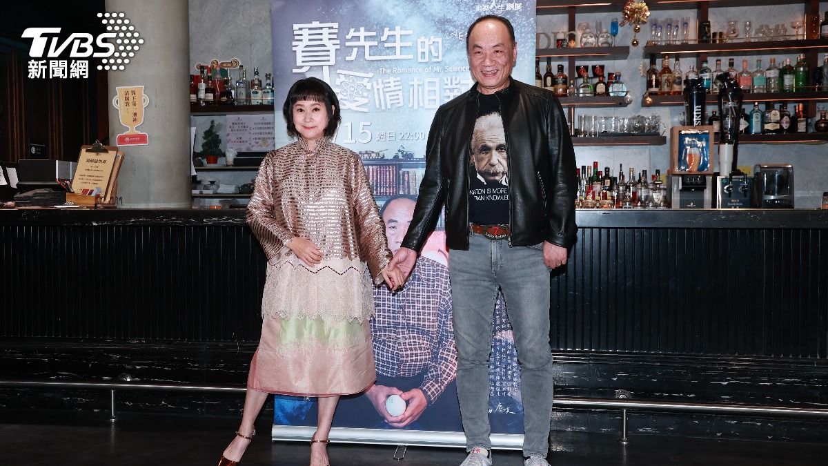 王月(左)、王自強有犧牲色相的演出。(圖/黃城碩攝)