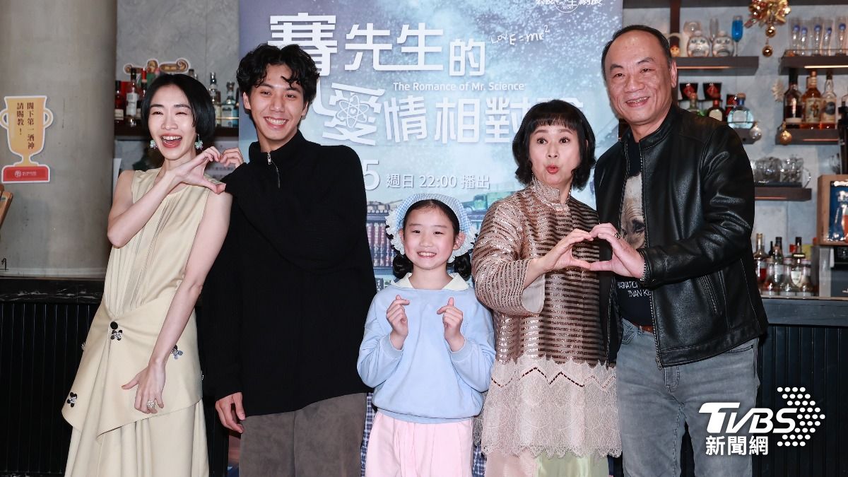 姚吉慧(左起)、曾皓澤、葉子綺、王月、王自強合作《賽先生的愛情相對論》。(圖/黃城碩攝)