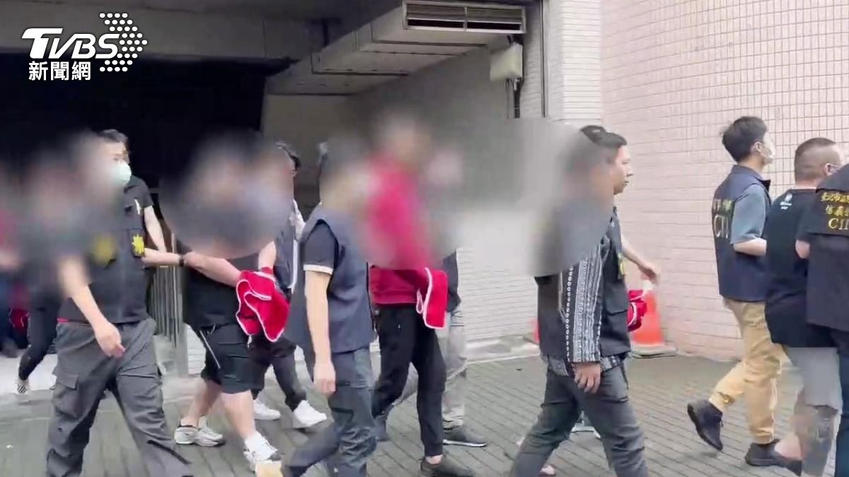 警方查獲涉案主嫌等11人依法送辦。(圖/TVBS)