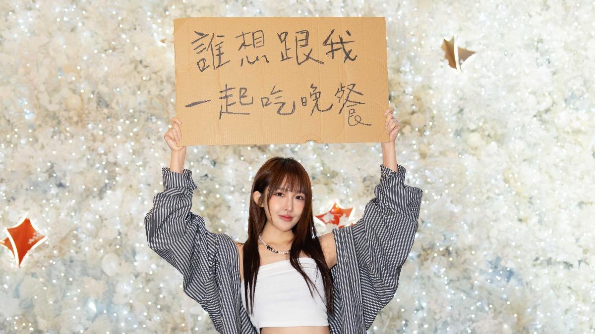 正妹女星現蹤信義區!高舉「一起吃晚餐」紙板 還當暖心外送員